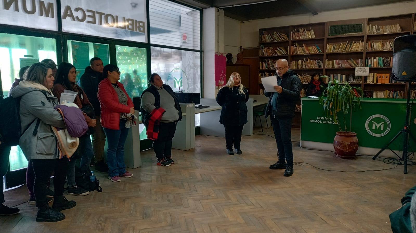 Guillermo D. A. Vallejo durante una lectura en una biblioteca de Merlo