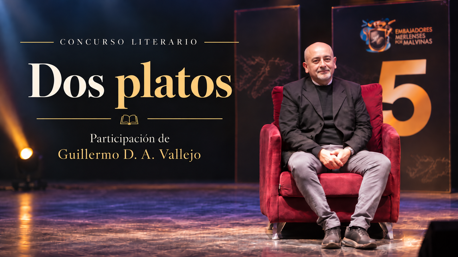 Guillermo D. A. Vallejo durante su participación literaria con Dos platos