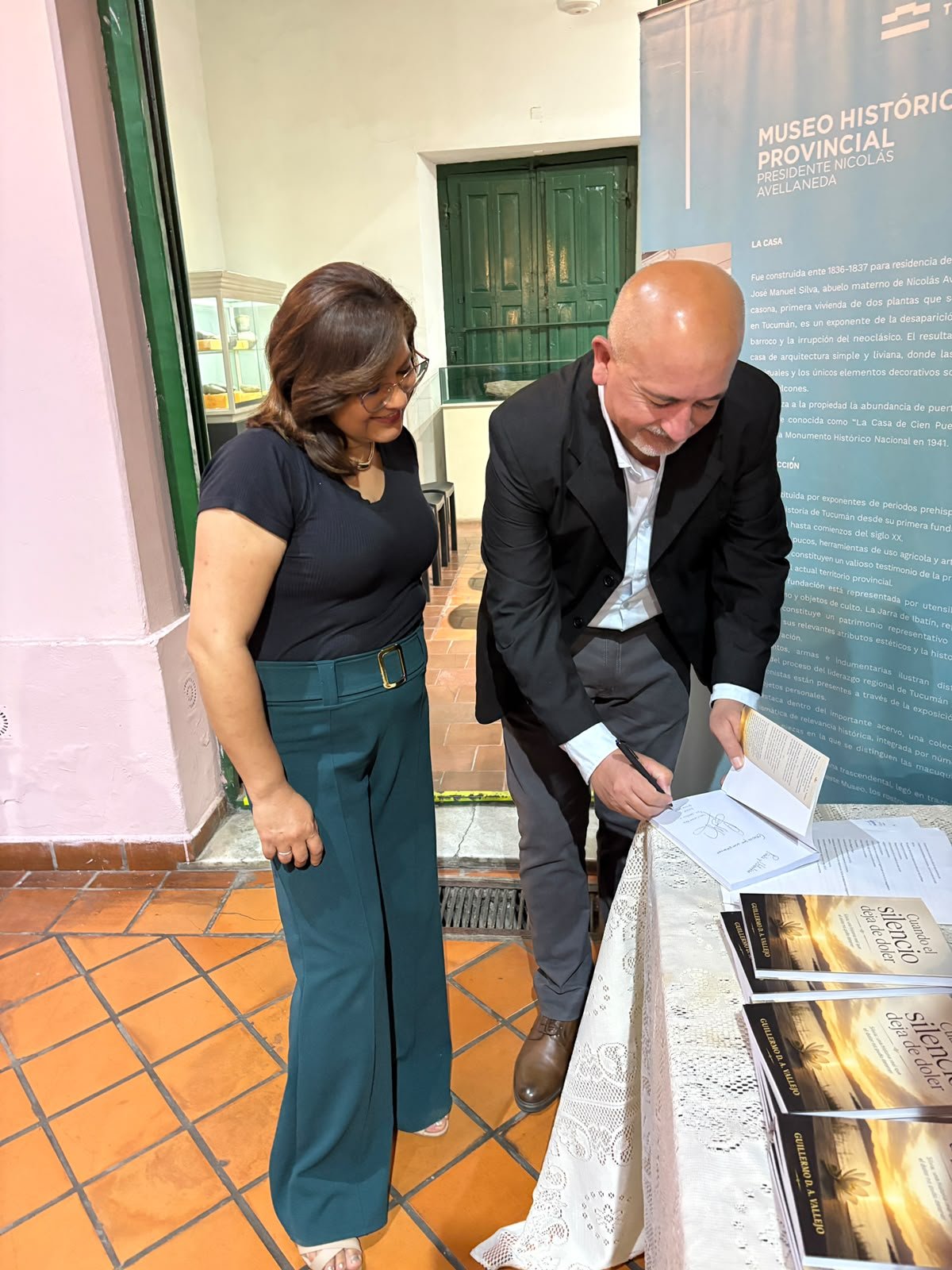 Guillermo D. A. Vallejo firmando ejemplares de Cuando el silencio deja de doler
