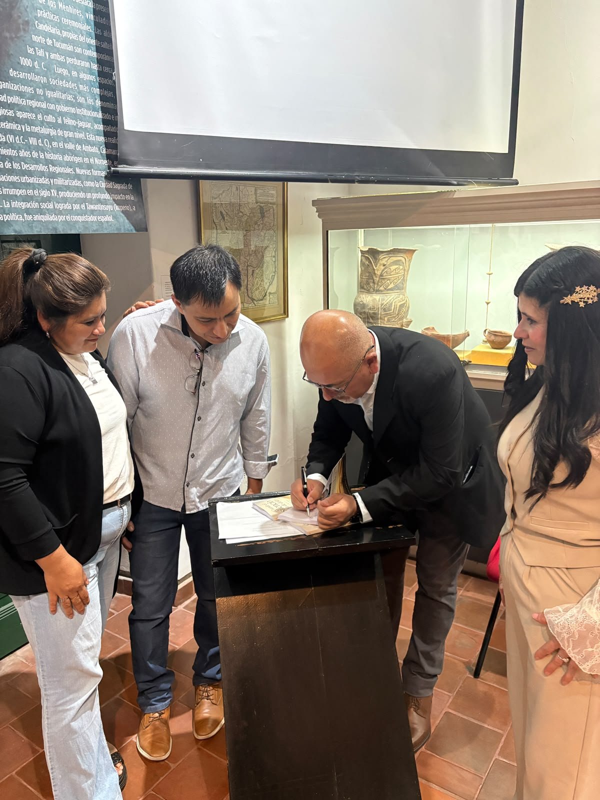 Guillermo D. A. Vallejo durante la firma de ejemplares