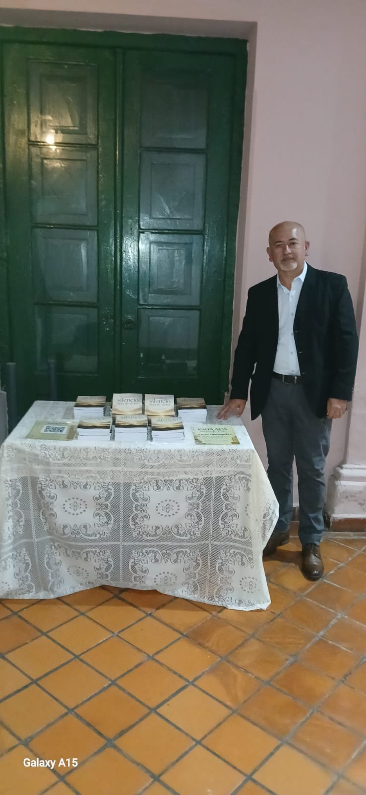 Guillermo D. A. Vallejo durante la presentación de Cuando el silencio deja de doler