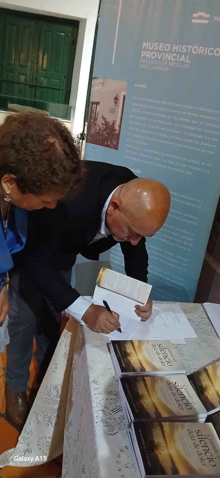 Guillermo D. A. Vallejo firmando libros durante el encuentro