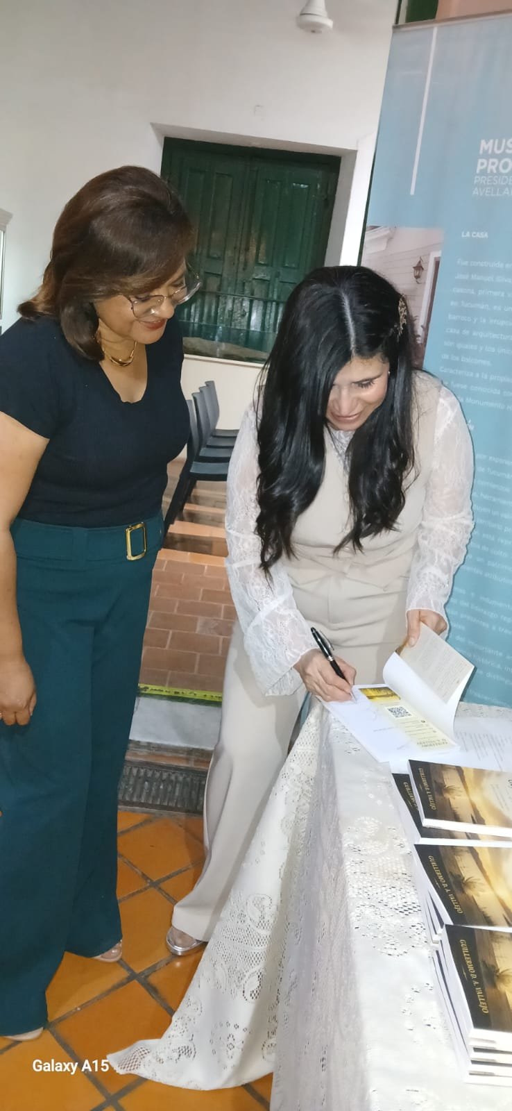 Silvia Raquel Vega firmando ejemplares de Cuando el silencio deja de doler
