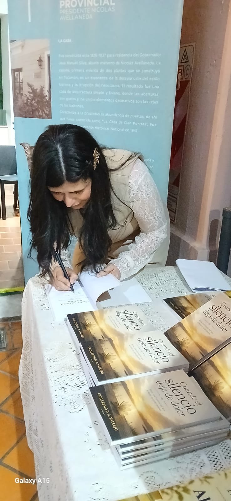Silvia Raquel Vega durante la firma de ejemplares