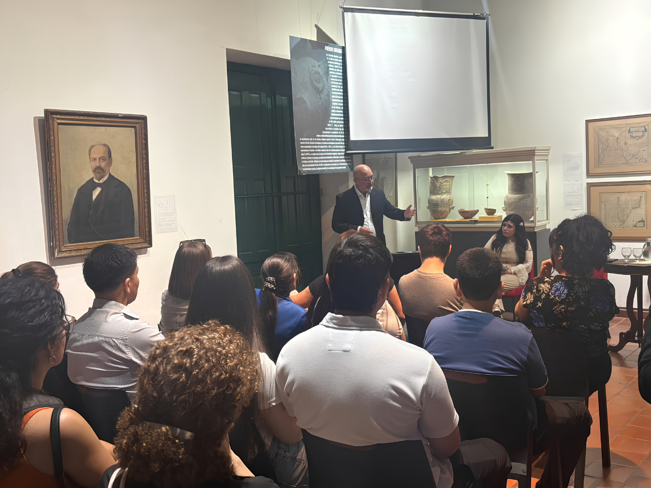 Guillermo D. A. Vallejo durante una presentación de libro ante el público