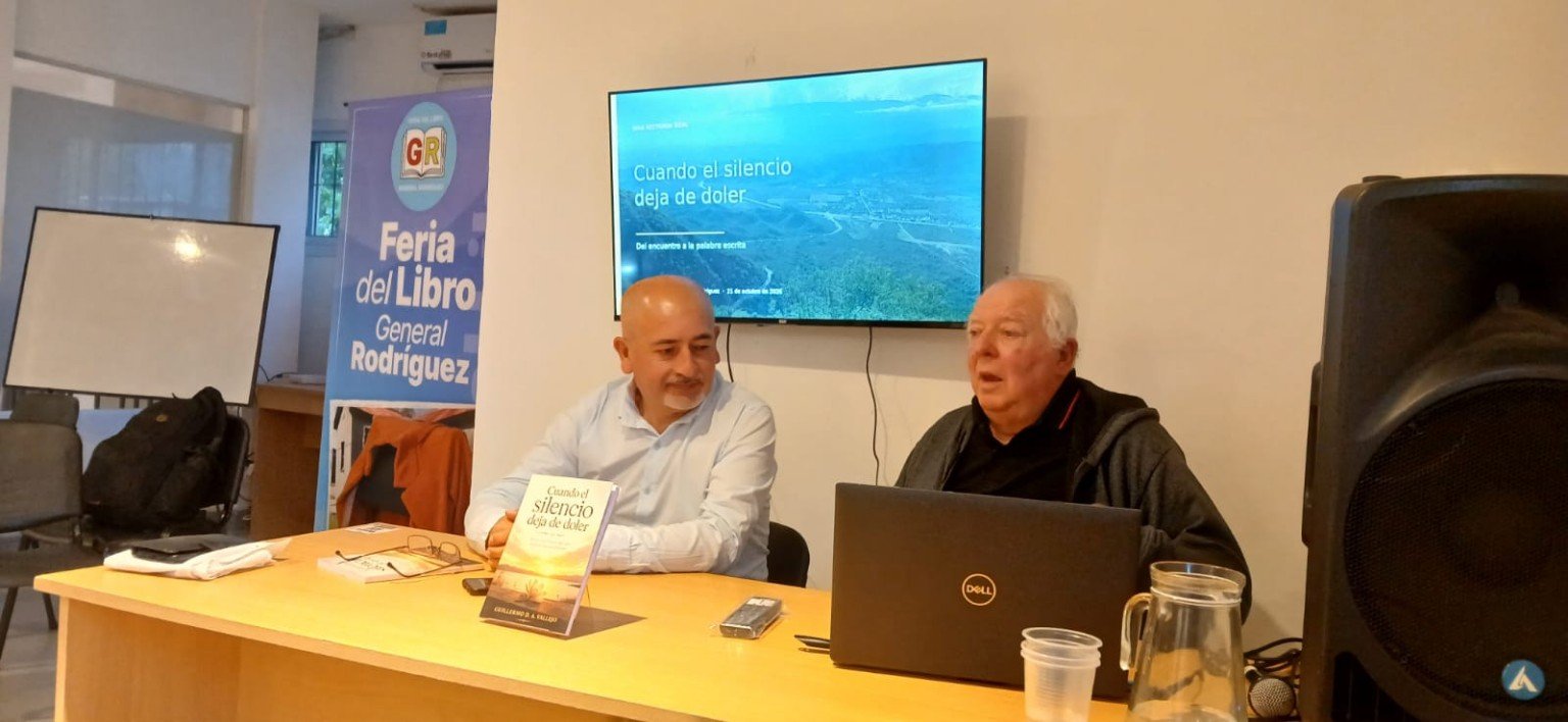 Guillermo D. A. Vallejo durante el encuentro con lectores en la Feria del Libro de General Rodríguez