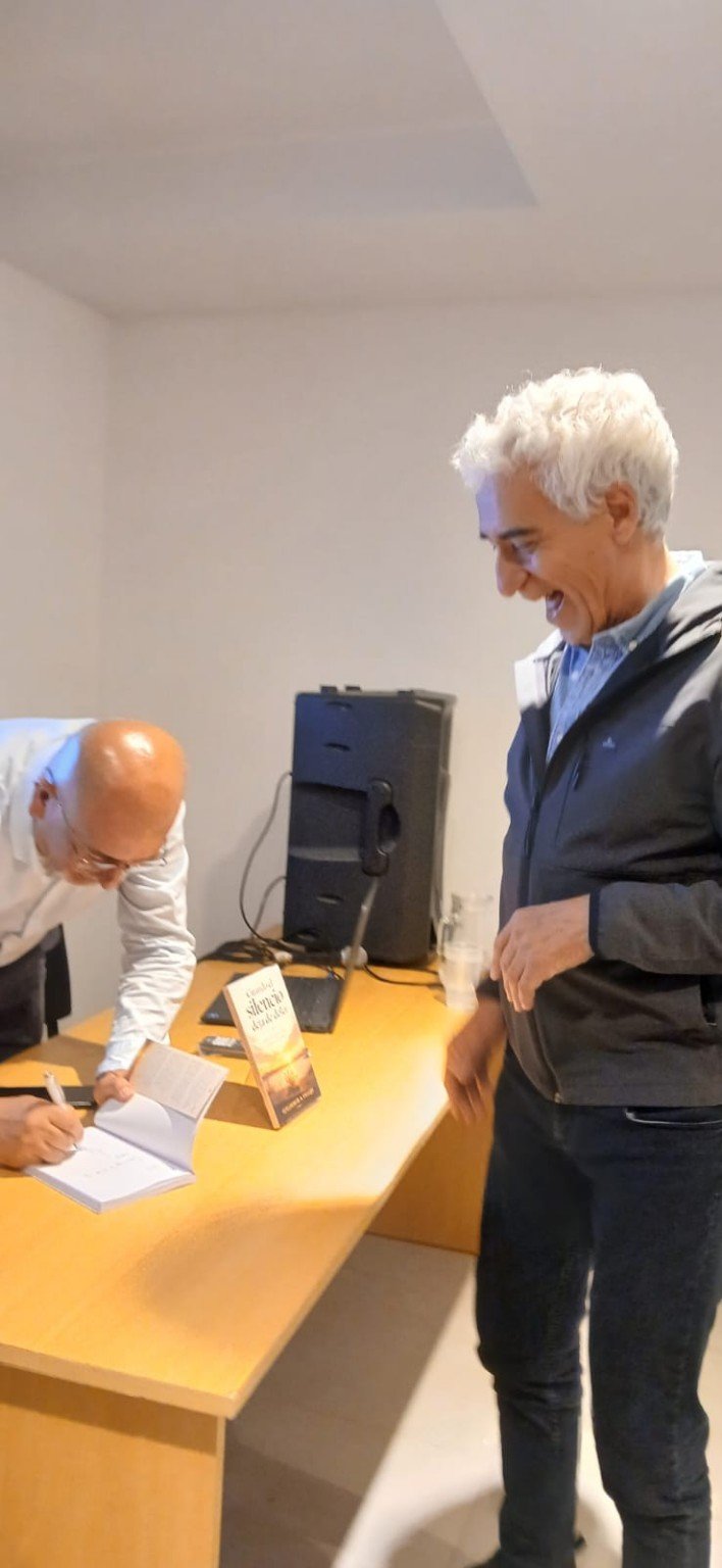 Guillermo D. A. Vallejo durante la presentación de Cuando el silencio deja de doler en la Feria del Libro de General Rodríguez