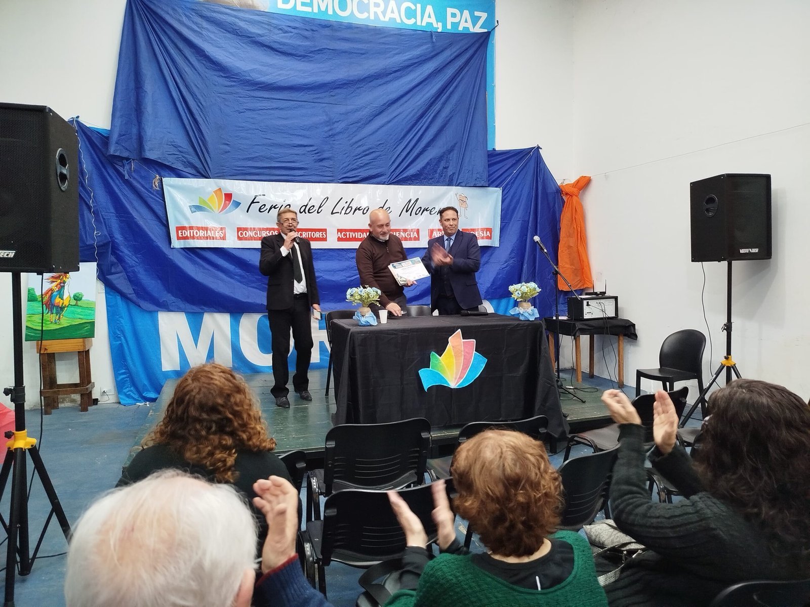 Guillermo D. A. Vallejo junto al público durante su participación en la Feria del Libro de Moreno