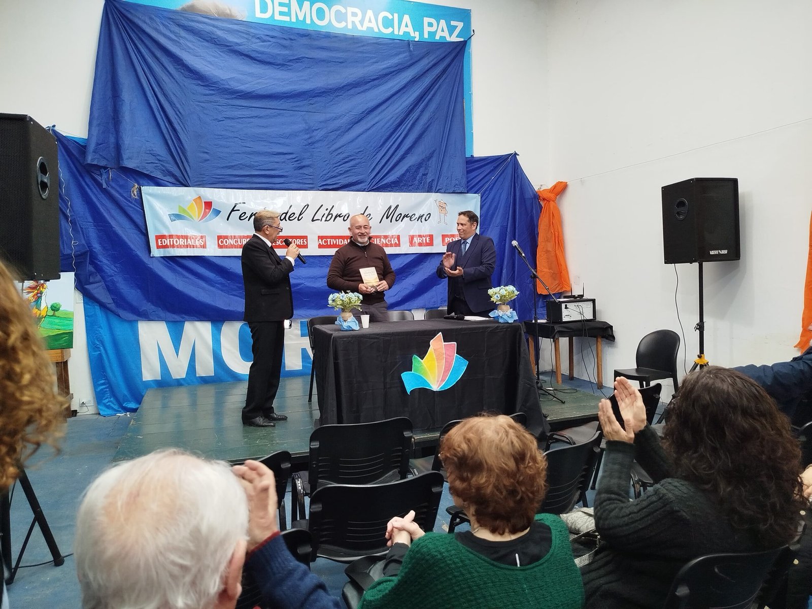 Guillermo D. A. Vallejo presentando Cuando el silencio deja de doler en la Feria del Libro de Moreno